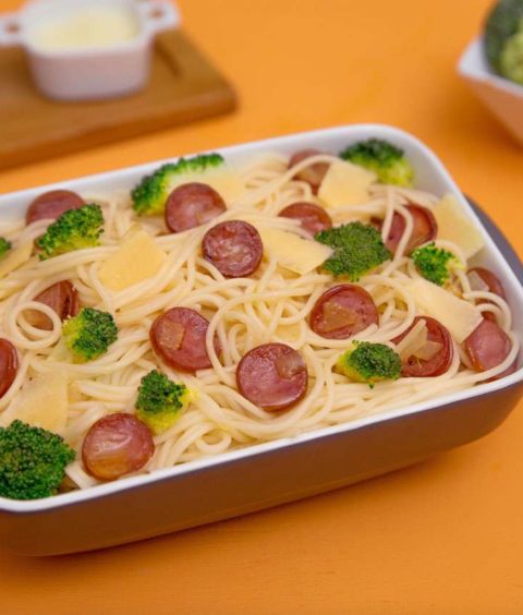 Espaguete com Brócolis e Calabresa